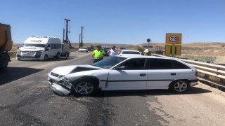 Sürücüyü arı soktu, otomobil bariyerlere çarpıp savruldu: 1 yaralı