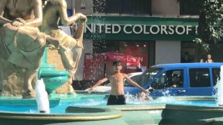 Süs havuzunda eğlenen çocuk kameraya kaydedildiğini anlayınca komik hareketler sergiledi