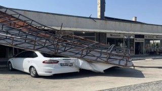 Susurlukta park halindeki araçların üzerine tabela devrildi