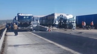 TAG Otoyolunda 2 tır çarpıştı: 2 yaralı