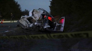 Takla atan hafif ticari araç otomobille çarpıştı: 2 ölü, 5 ağır yaralı