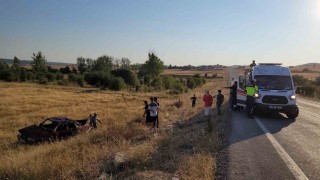 Takla atan otomobil tarlaya uçtu: 1i ağır 5 yaralı