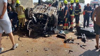 Takla atan otomobilde sıkışan 2 kişiyi itfaiye kurtardı