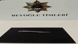 Taksimde sevgilisini kıskanan kadın 3 kişiyi bıçakladı