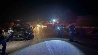 Tali yoldan çıkan traktörle çarpışan araç hurdaya döndü: 6 yaralı