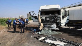 Tanker karşı şeride geçip otomobile çarptı, kamyon yan devrildi: 2 yaralı