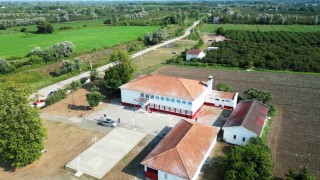 Taraftarlar okulu kırmızı-beyaza boyadı