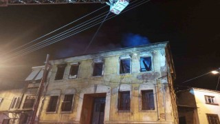 Tarihi binada çıkan yangın paniğe yol açtı