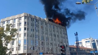 Tarihi çarşının çatısı alevlere teslim oldu