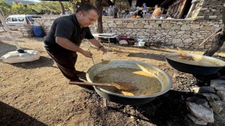 Tarihi Sarıhacılarda bin kişilik aşure ikramı