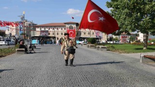 Tarihi yansıtan kıyafetleriyle Sivas sokaklarında dolaşıyor, görenler fotoğraf çektirmek için yarışıyor