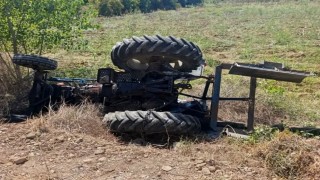 Tarlasına giderken devrilen traktörünün altında hayatını kaybetti