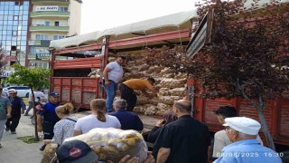 Tarlasında yetiştirdiği 20 ton patatesi vatandaşa dağıttı