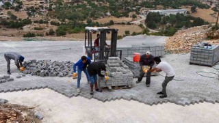 Tarsusta mahallelerin yolları kilit parkeyle yenileniyor