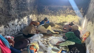 Taşlıçay Kaymakamı Kılıç, köy ziyaretinde tandır ekmeği pişirdi