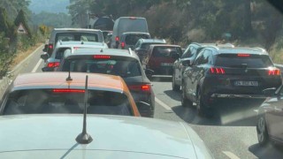 Tatilciler Marmaris girişinde yoğunluk oluşturdu