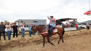 Tavasta 132 rahvan at, Kızılca Pistinin tozunu atttırdı