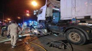 Taylandda tır kırmızı ışıkta bekleyen araçları biçti: 1 ölü, 4 yaralı