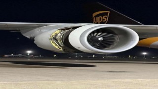 Tayvanda havaalanına iniş yapan kargo uçağının motoru piste sürttü