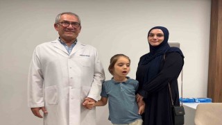 Tekerlekli sandalye ile geldi, annesinin elinden tutup çıktı