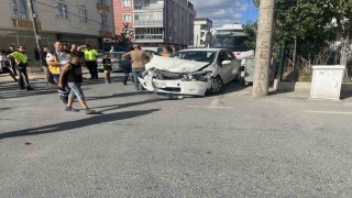 Tekirdağda kamyonet otomobille çarpıştı: 2 yaralı