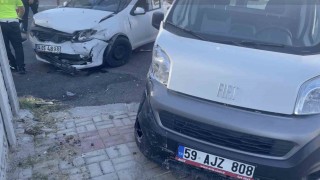 Tekirdağda otomobil hafif ticari araçla kafa kafaya çarpıştı: 1 yaralı