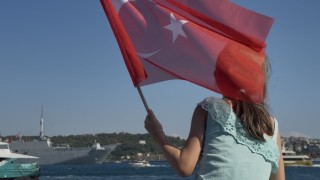 TEKNOFEST Mavi Vatanda 9 geminin Boğazdan geçişine vatandaşlardan yoğun ilgi