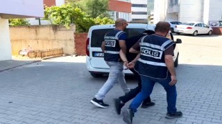 Telefon dolandırıcısı altın ve parayı almaya geldiği binada yakalandı