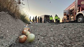 TEMde yolcu otobüsü ile soğan yüklü kamyon çarpıştı: 1 ölü, 10 yaralı