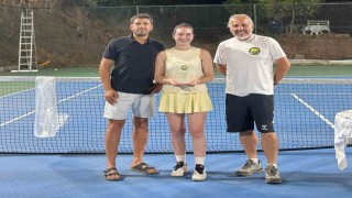 Tenis turnuvasında şampiyon olanlar halıyı kaptı