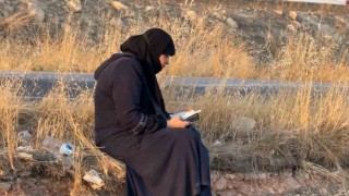 Ters dönen araçtan çıkan kadın oturup Kuranı Kerim okudu