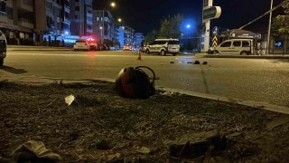 Ters yönde ilerleyen hafif ticari araç motosiklete çarptı: 1 ağır yaralı