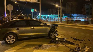 Ters yöne dönmeye çalışan otomobil kazaya neden oldu: 1 yaralı