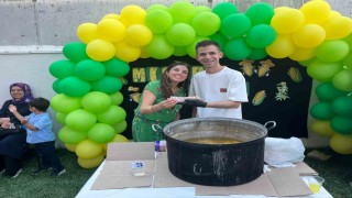 Tezgahından elde ettiği gelirlerle şehir şehir gezerek özel öğrencilerin gönüllerini kazanıyor