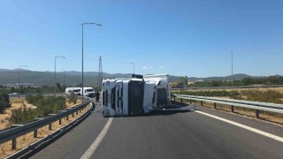 Tır devrildi; otoyol kavşağı kapandı