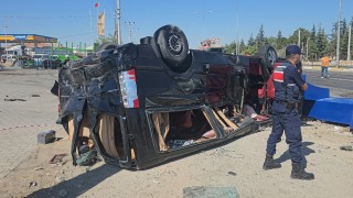 Tır, önünde seyreden 2 minibüse çarptı: 3 yaralı