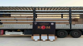 Tırda 4 milyon 300 bin adet bandrolsüz boş makaron ele geçirildi