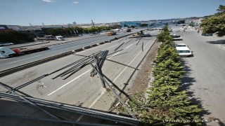 Tırdan dökülen demir profiller D-100 kara yolunda ulaşımı kapattı