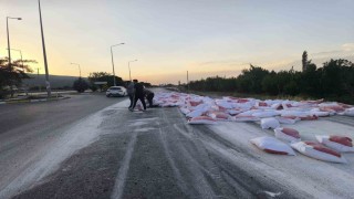 Tırın lastiği patladı un çuvalları yola savruldu