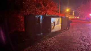 Tofaş Fiat otomobil yan yattı, sürücü olay yerinden kaçtı