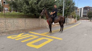 Tokatta direksiyon sınavı heyecanını yenmek için motosiklet yerine atla parkura girdi
