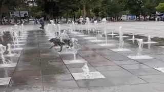 Tokatta sıcaklardan bunalan köpek süs fıskiyesinde serinledi