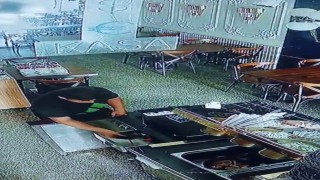 Topallayarak girdiği restorandan cüzdan çaldı, hırsızlık anı kameraya yansıdı