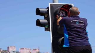 Trafik ışıklarına yerleştirilen Free Gaza ve Stop Israel mesajlarıyla zulme dikkat çekildi