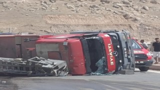 Trafik kazası geçiren itfaiye erleri yaralı halde yangına müdahale etti