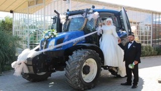 Traktör gelin arabası oldu, gelin direksiyona geçti