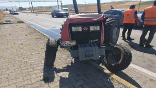 Traktör ile otomobil çarpıştı: 3 yaralı