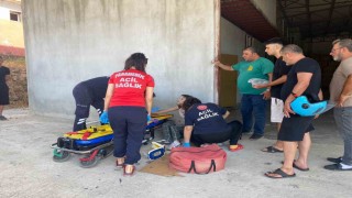 Traktörle çarpışıp römorkun altında kalan motosikletin sürücüsü ölümden döndü