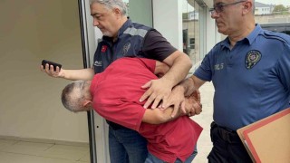 Tramvayda genç kadının fotoğraflarını çeken şahsa meydan dayağı