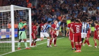 Trendyol Süper Lig: Trabzonspor: 1 - Antalyaspor: 0 (İlk yarı)